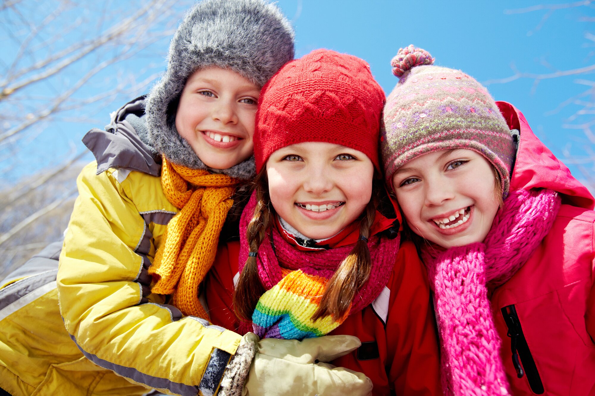 Счастливые дети зимой