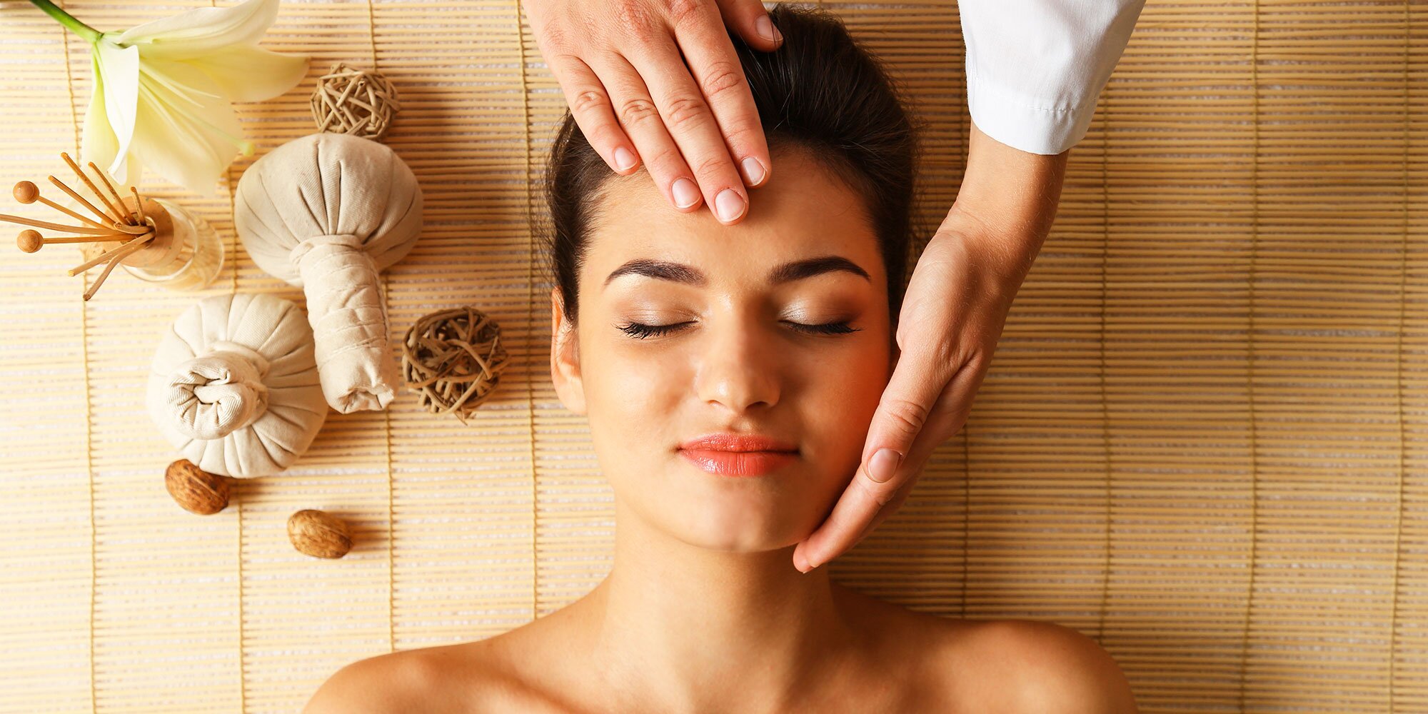 Тайский массаж головы. Спа процедуры. Массаж головы эстетика. Массаж головы расслабляющий. Спа салон головы.