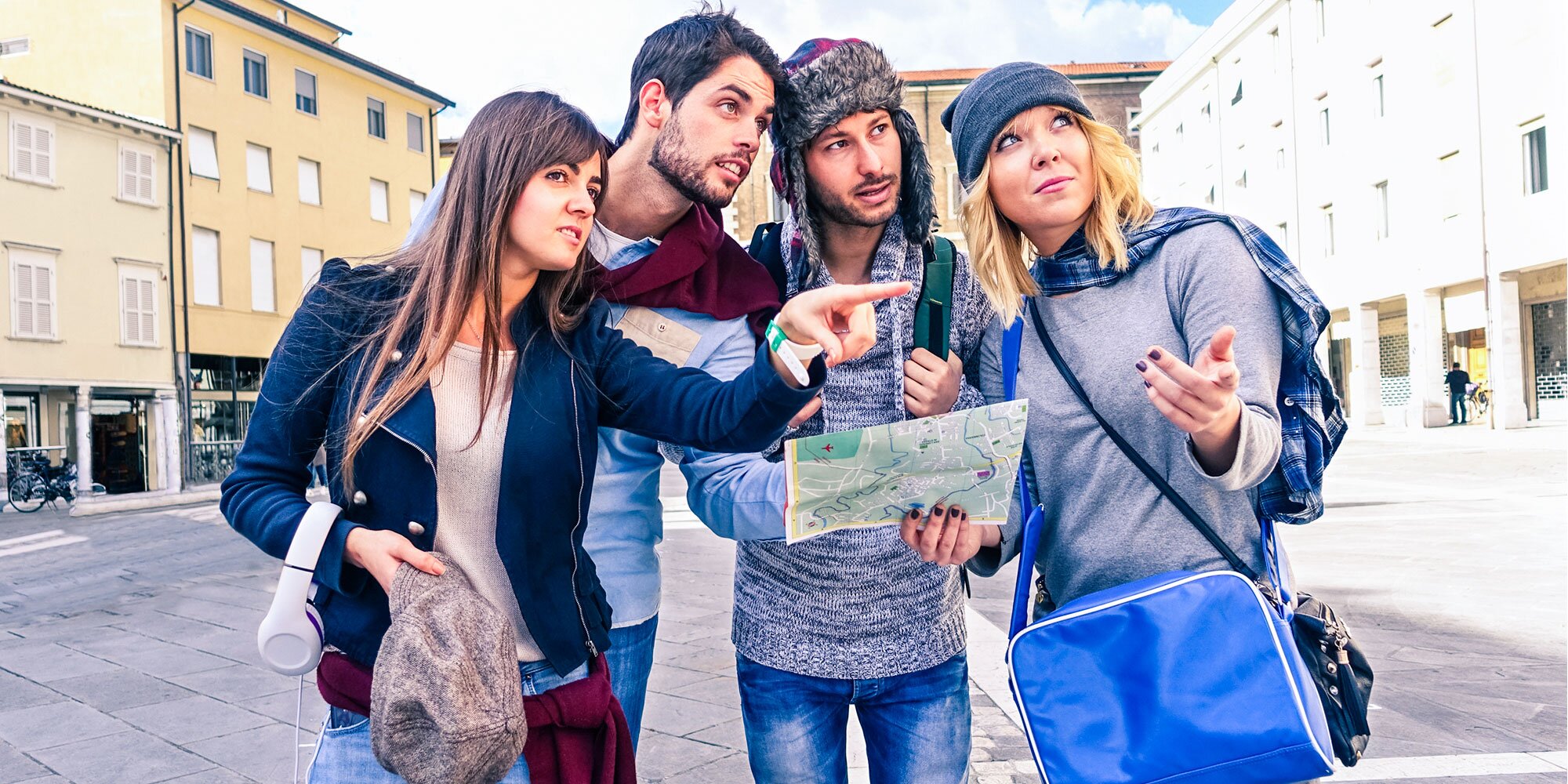 Туристы в городе. Группа друзей путешествия картой. We are in tourism. Путешествие. Радостные туристы.