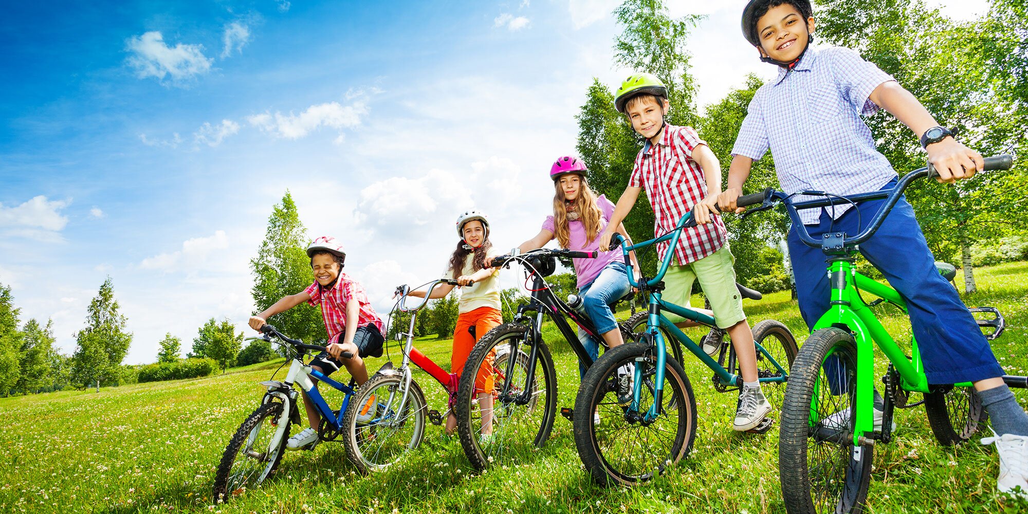 The children are riding bikes. Велопрогулка с детьми. Велоспорт для детей. Велопрогулка с группой детей. Kids Ride a Bike.