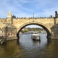 Plavba loďou po rieke Vltava v Prahe
