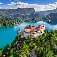 Jazero Bled a ikonický Bledský hrad posadený na útese