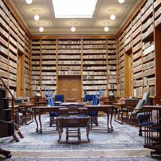 Knižnica Andrássyovcov obsahujúca vyše 15000 zväzkov cudzojazyčnej literatúry 