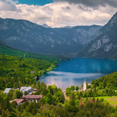 Bohinjské jazero - najväčšie prírodné jazero v Slovinsku