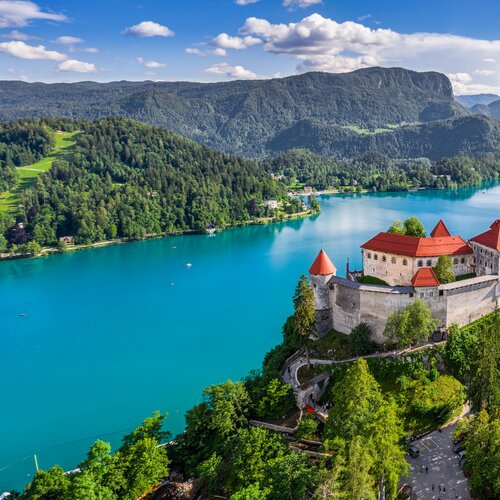 Jazero Bled a ikonický Bledský hrad posadený na útese