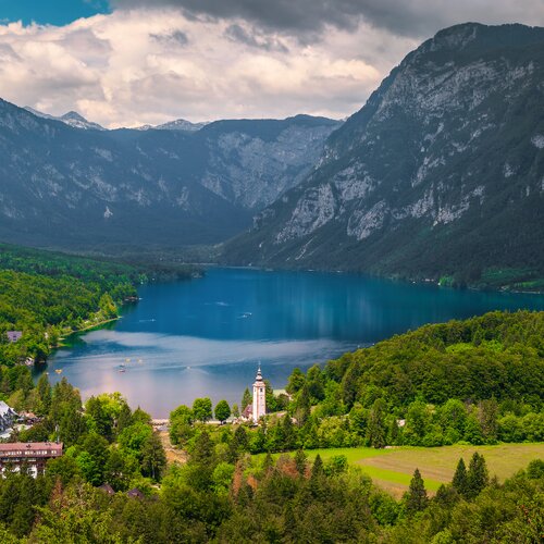 Bohinjské jazero - najväčšie prírodné jazero v Slovinsku