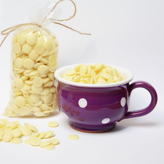 200 ml Bodkovaný ručne maľovaný hrnček / 250 g dukáty z bielej čokolády