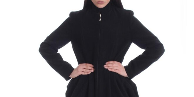 Dámsky čierny kabát a asymetricky strihanou zadnou stranou Caramela Fashion