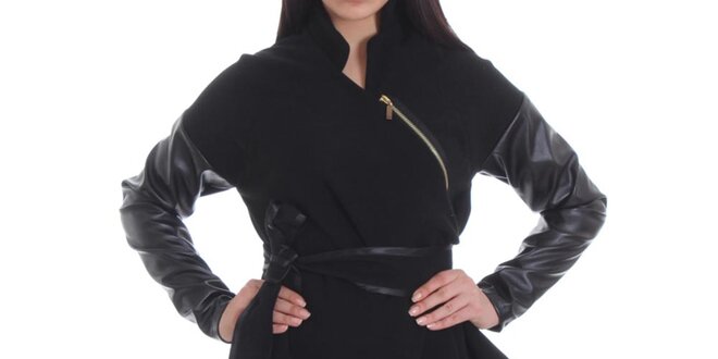 Dámsky čierny kabát s asymetricky umiestneným zipsom Caramela Fashion