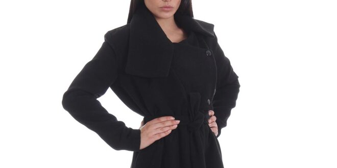 Dámsky čierny kabát s gombíkmi, opaskom a vreckami Caramela Fashion