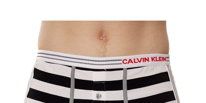 Pánske čierno-biele prúžkované boxerky Calvin Klein