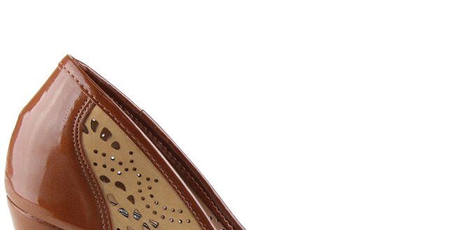 Dámske lakované topánky na opätku s perforovanými detailmi Made In