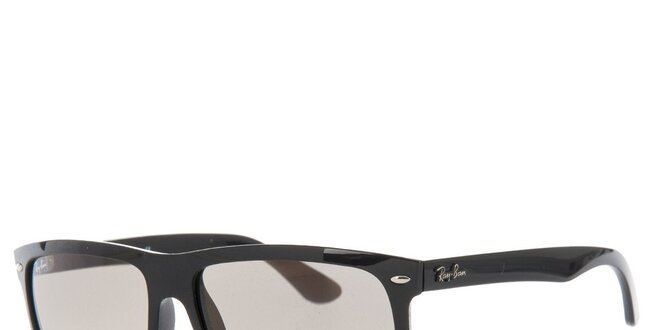 Pánske čierne slnečné okuliare s ľahkým zrkadlovým efektom Ray-Ban