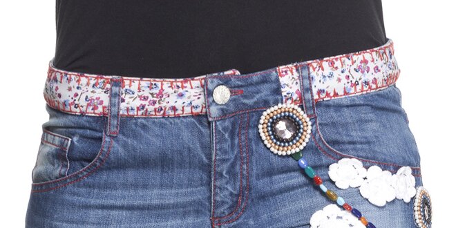 Dámske džínsové šortky s ozdobami Peace&Love
