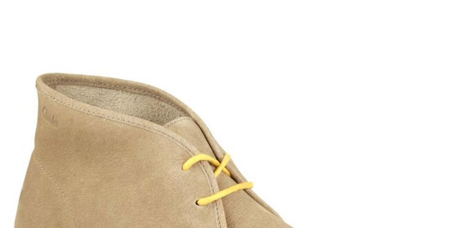 Pánske svetlé členkové topánky so žltou šnúrkou Clarks