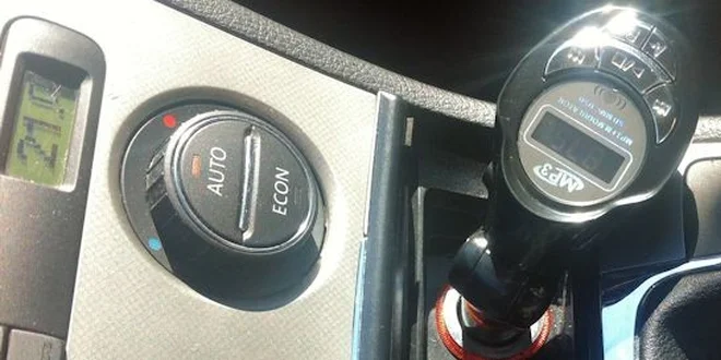 MP3 prehrávač - FM transmitter do auta s SD slotom a USB konektorom.