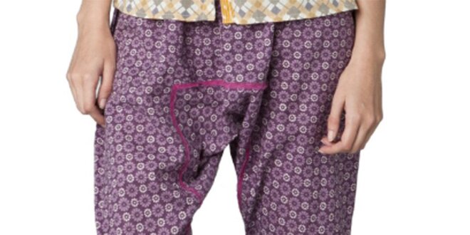 Dámske fialové capri nohavice s kvetinovým vzorom Yhoss