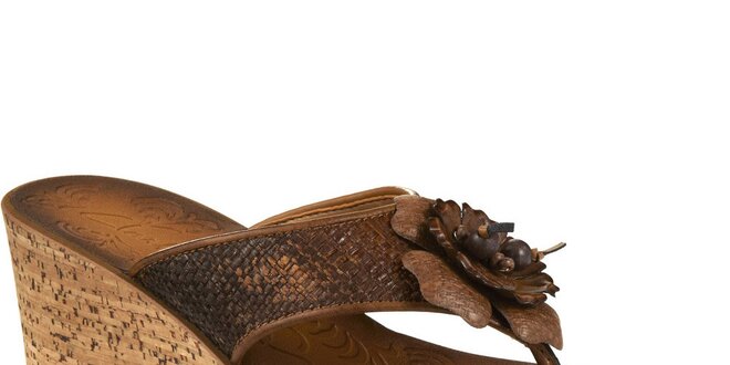 Dámske medovo hnedé sandálky s kvetinou Clarks