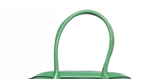 Dámska zelená lakovaná kabelka s príveskom Guess