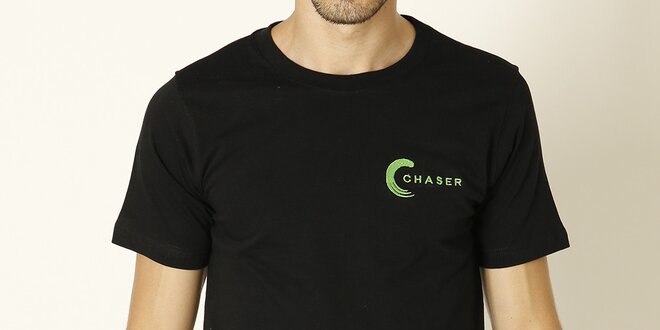 Pánske čierne tričko so zeleným nápisom Chaser