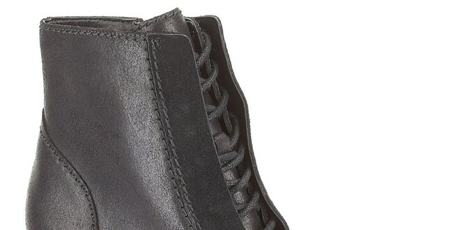 Dámske šnurovacie členkové topánky v čiernej farbe Clarks