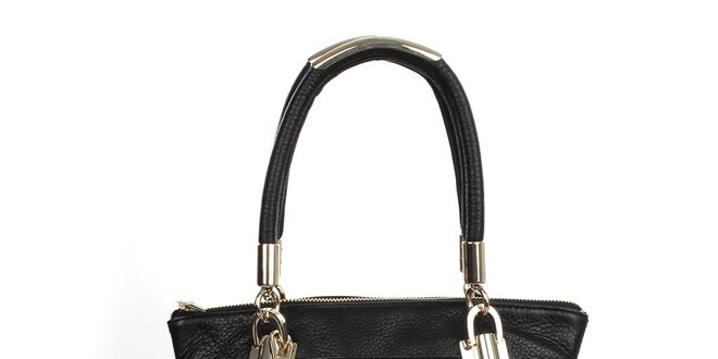 Dámska čierna kožená kabelka s príveskom a zlatými prvkami DKNY