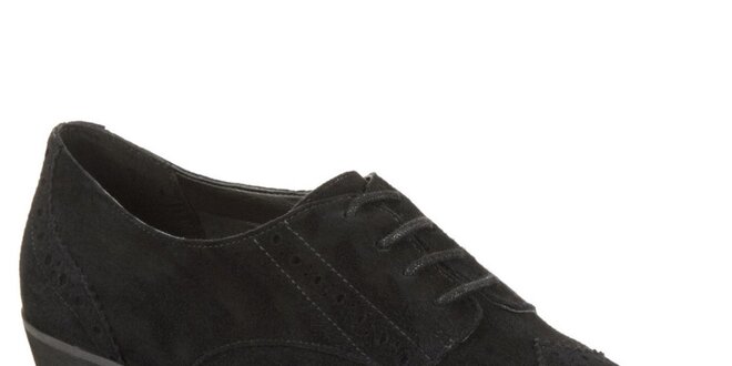 Dámske čierne semišové topánky s dekoratívnou perforáciou Clarks