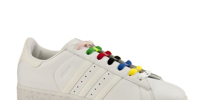Biele kožené tenisky Adidas s farebnými šnúrkami