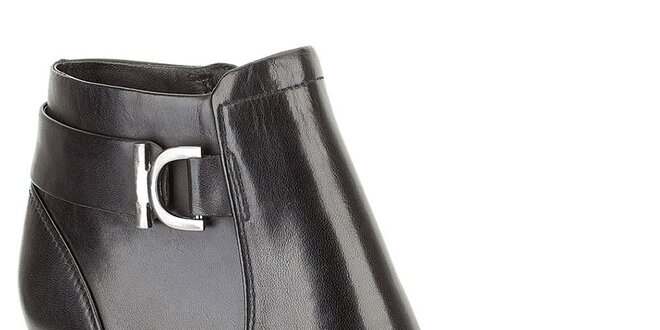 Dámske čierne kožené členkové topánky s dekoratívnou sponou Clarks