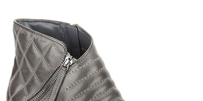 Dámske tmavo šedé členkové topánky s dekoratívnym prešívaním Clarks
