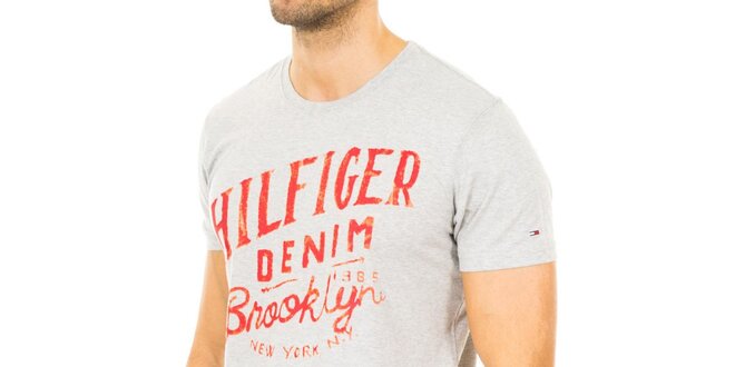 Pánske šedé tričko s červeným nápisom Tommy Hilfiger