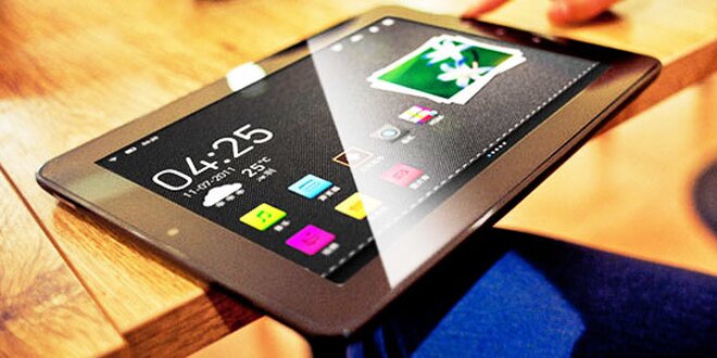 Tablet s Androidom, klávesnicou a puzdrom