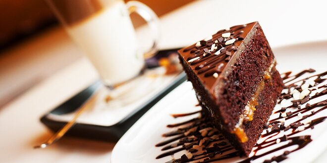 Sacher torta a Café Latte alebo Capuccino