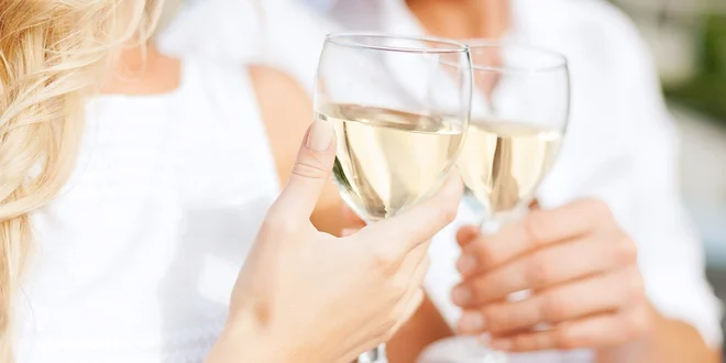 6 fliaš suchého bieleho vína: Veltlín, Rizling, Neuburské a Müller Thurgau