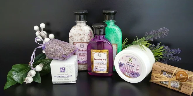 Balíček plný luxusnej prírodnej kozmetiky v darčekovom balení