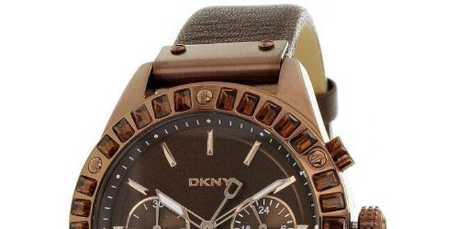 Dámske hnedé oceľové hodinky DKNY s kamienkami a koženým remienkom