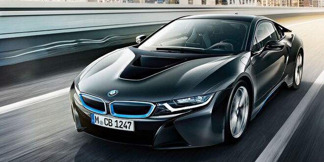 Jazda na hybridnom športiaku BMW i8 po letiskovej dráhe