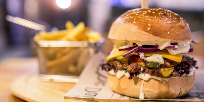 Caesar burger v domácej žemli s hranolčekmi
