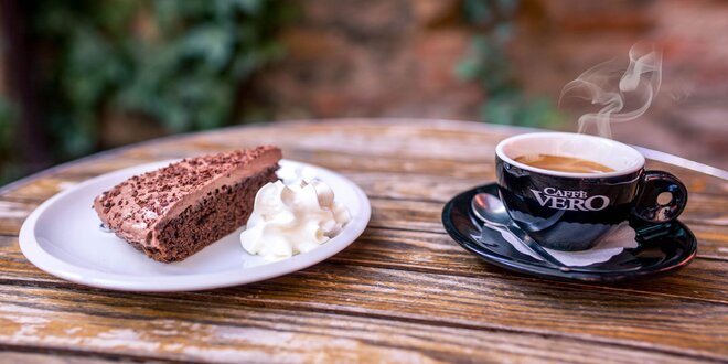 Domáci koláčik podľa výberu a espresso