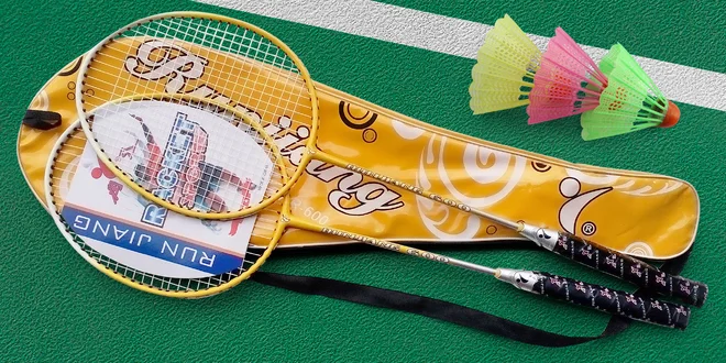 Ľahké bedmintonové rakety vrátane obalu