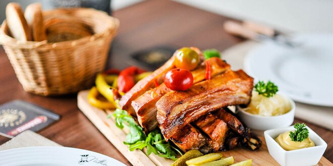 Pečené barbecue rebierka s prílohou a nápojom