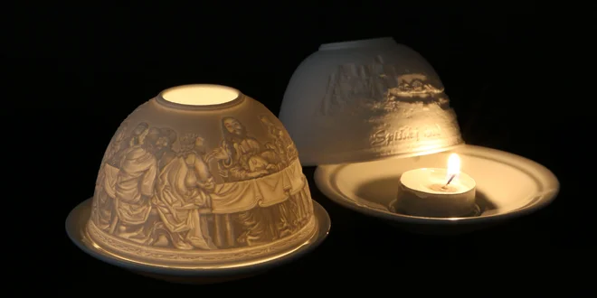 Reliéfne porcelánové svietniky so slovenskými motívmi