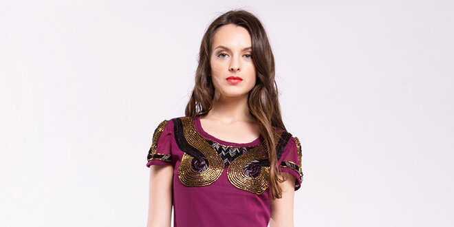 Dámske burgundské šaty s korálikovými aplikaciami Almatrichi