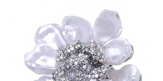 Dámska kvetinová brošňa s bielymi metalickými perlami Orchira