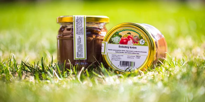 Jablková šťava, jablkové chipsy a čokoládovo-jablčná nátierka