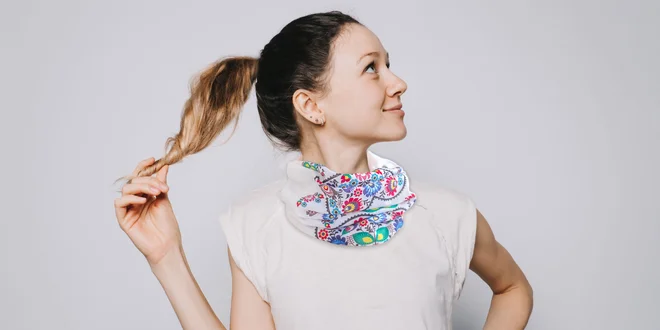 Univerzálny multifunkčný nákrčník s folklórnym motívom