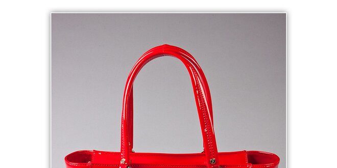 Dámska ohnivo červená lakovaná kabelka s ozdobnou visačkou Ferré Milano