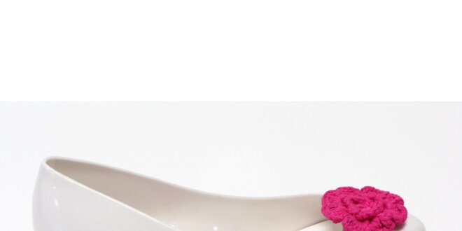 Dievčenské biele balerínky s ružovou pletenou kvetinou Favolla