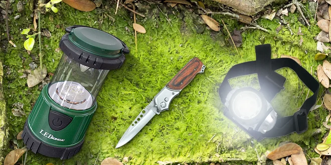 Outdoor výbava do lesa: nôž, čelovka či lampa