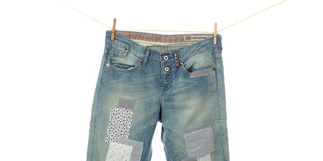 Dámske svetlo modré džínsy Tommy Hilfiger so záplatami